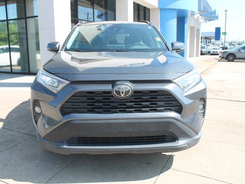 Used 2019 Toyota RAV4 XLE FWD image 2