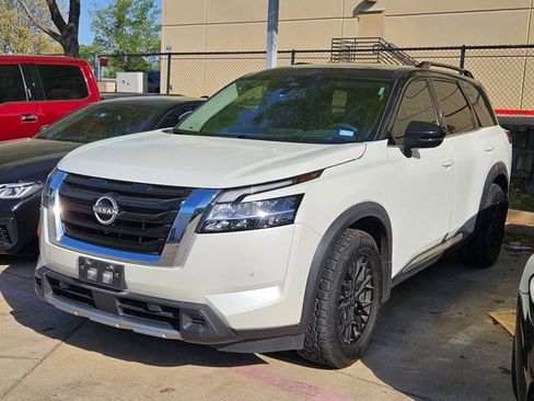 Used 2024 Nissan Pathfinder Platinum image 1