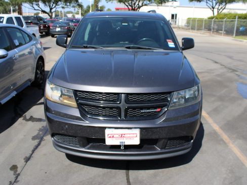 Used 2018 Dodge Journey SE w/ Connectivity Group FWD image 3