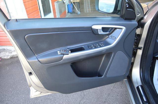 Used 2015 Volvo XC60 T5 Premier w/ Proximity Package FWD image 32