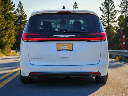 Used 2023 Chrysler Pacifica Touring-L image 6