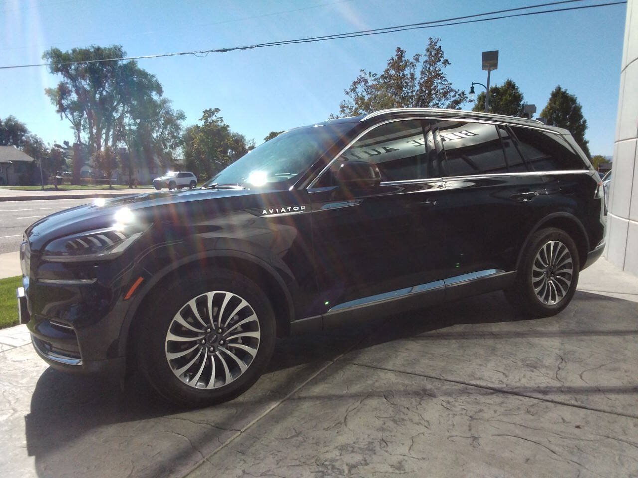 Used 2023 Lincoln Aviator AWD w/ Premium Package image 4