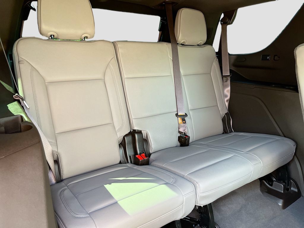 Used 2024 GMC Yukon SLT w/ SLT Luxury Package AWD/4WD image 28