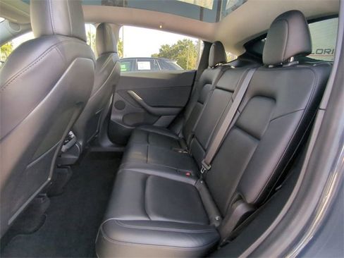 Used 2022 Tesla Model Y Long Range image 16