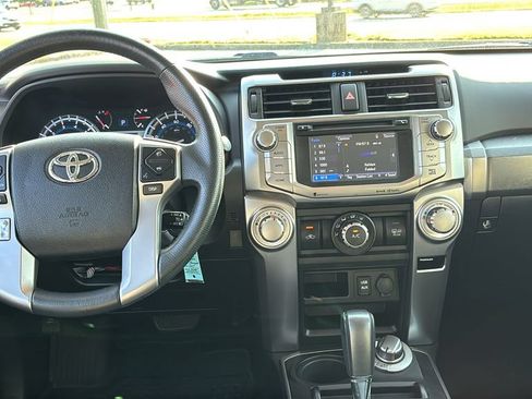 Used 2018 Toyota 4Runner SR5 AWD/4WD image 9
