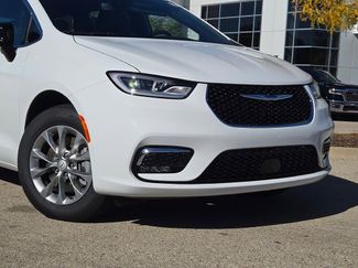 New 2026 Chrysler Pacifica Select video 2