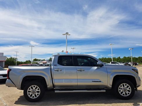 Used 2025 Toyota Tacoma SR5 image 4