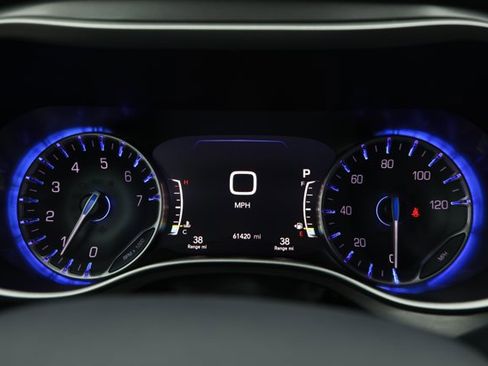 Used 2023 Chrysler Pacifica Touring-L image 12