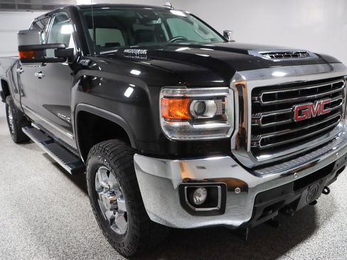 Used 2017 GMC Sierra 2500 SLT w/ Duramax Plus Package AWD/4WD image 5
