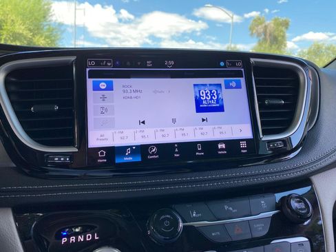 Used 2024 Chrysler Pacifica Limited FWD image 67