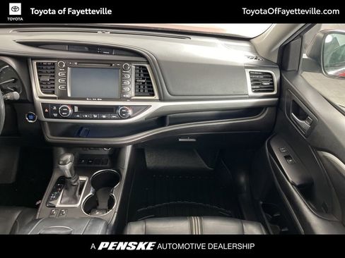 Used 2017 Toyota Highlander SE image 22