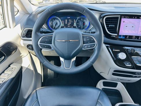 Used 2022 Chrysler Pacifica Touring-L FWD image 14