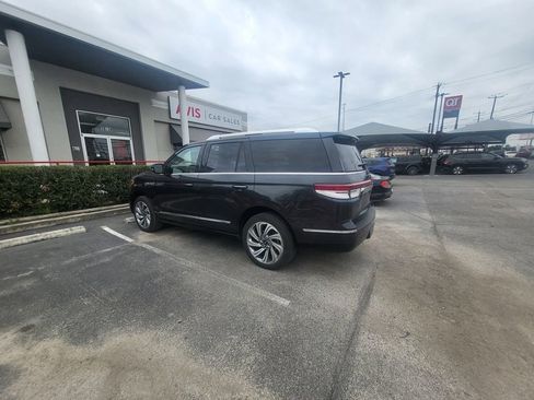 Used 2023 Lincoln Navigator Reserve image 11