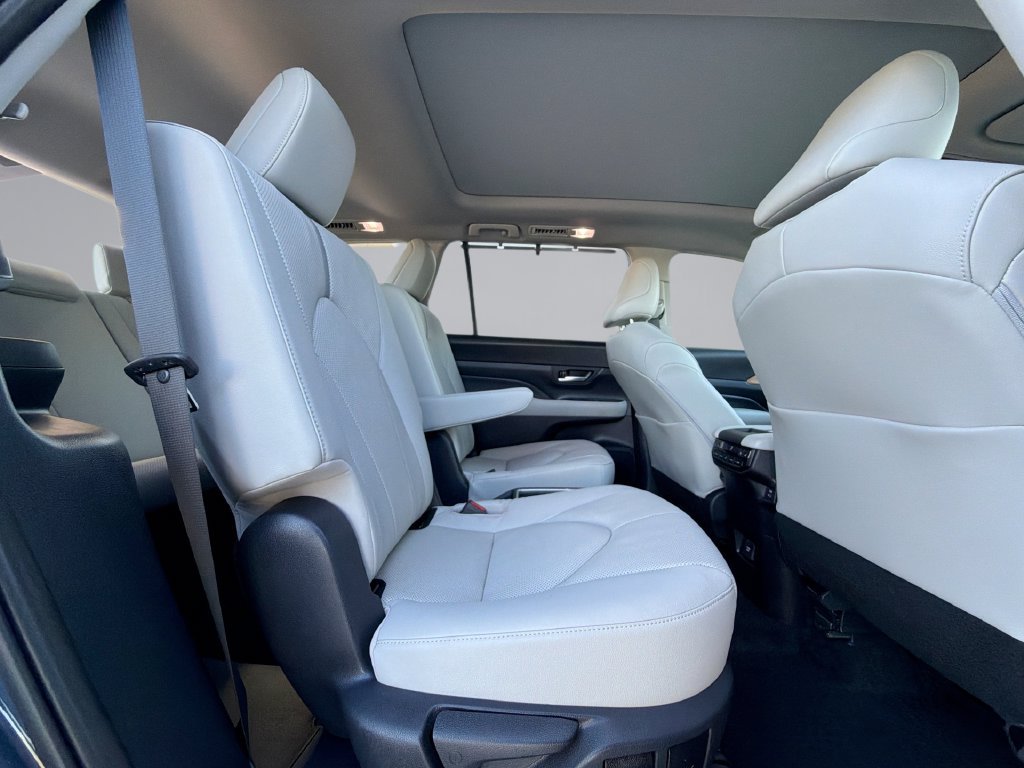 Used 2025 Toyota Grand Highlander AWD image 17