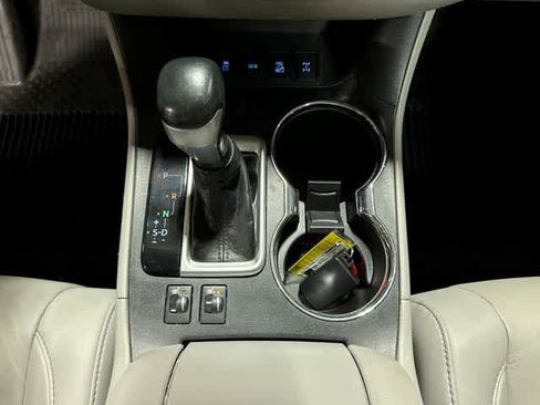 Used 2019 Toyota Highlander XLE AWD/4WD image 32