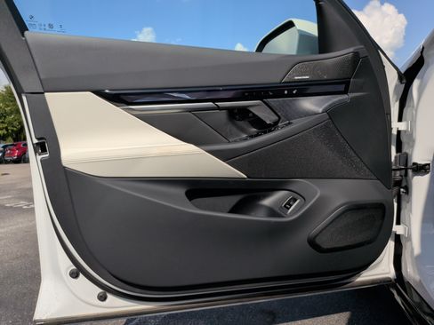 Used 2027 BMW i5 eDrive40 w/ M Sport Package RWD image 31