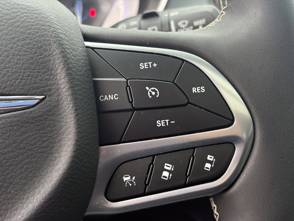 Used 2026 Chrysler Pacifica Limited FWD image 25