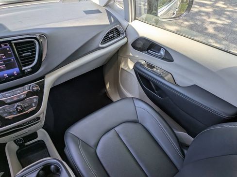 Used 2024 Chrysler Pacifica Touring-L FWD image 17