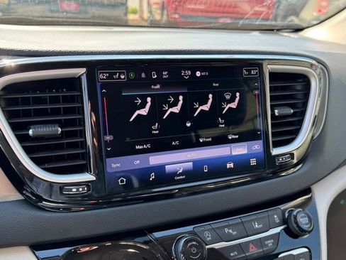 Used 2023 Chrysler Pacifica Touring-L FWD image 27
