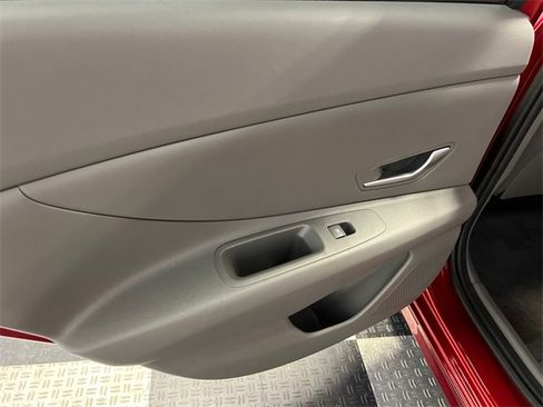 Used 2024 Hyundai Elantra SEL image 17