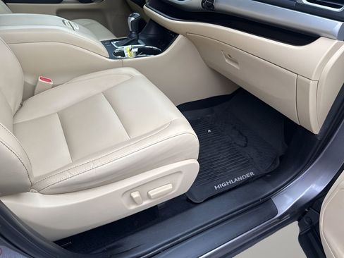 Used 2019 Toyota Highlander XLE image 16