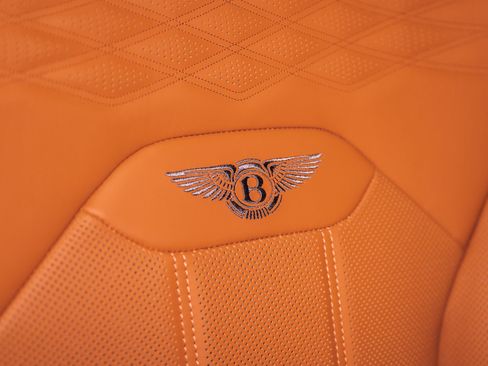 Used 2025 Bentley Bentayga image 55