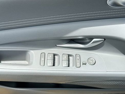 Certified 2025 Hyundai Elantra SEL FWD image 17
