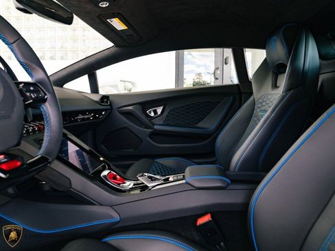 Used 2021 Lamborghini Huracan EVO image 19