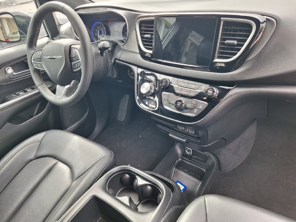 Used 2025 Chrysler Pacifica Select FWD image 9