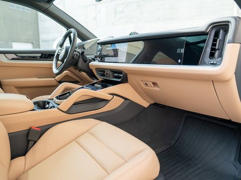 Used 2025 Porsche Cayenne image 23