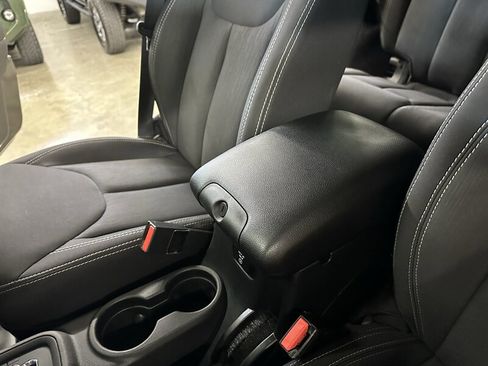 Used 2015 Jeep Wrangler Unlimited Rubicon w/ Connectivity Group AWD/4WD image 30
