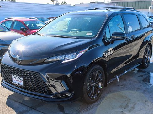 New 2026 Toyota Sienna XSE image 3