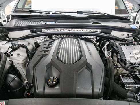 Certified 2025 Porsche Macan AWD/4WD image 33
