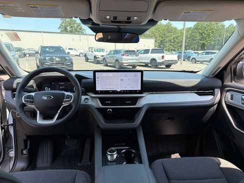 Used 2025 Ford Explorer Active AWD/4WD image 8