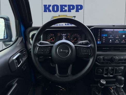 Used 2025 Jeep Gladiator Sport AWD/4WD image 13