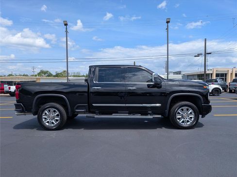 Used 2024 Chevrolet Silverado 2500 High Country w/ High Country Premium Package AWD/4WD image 6