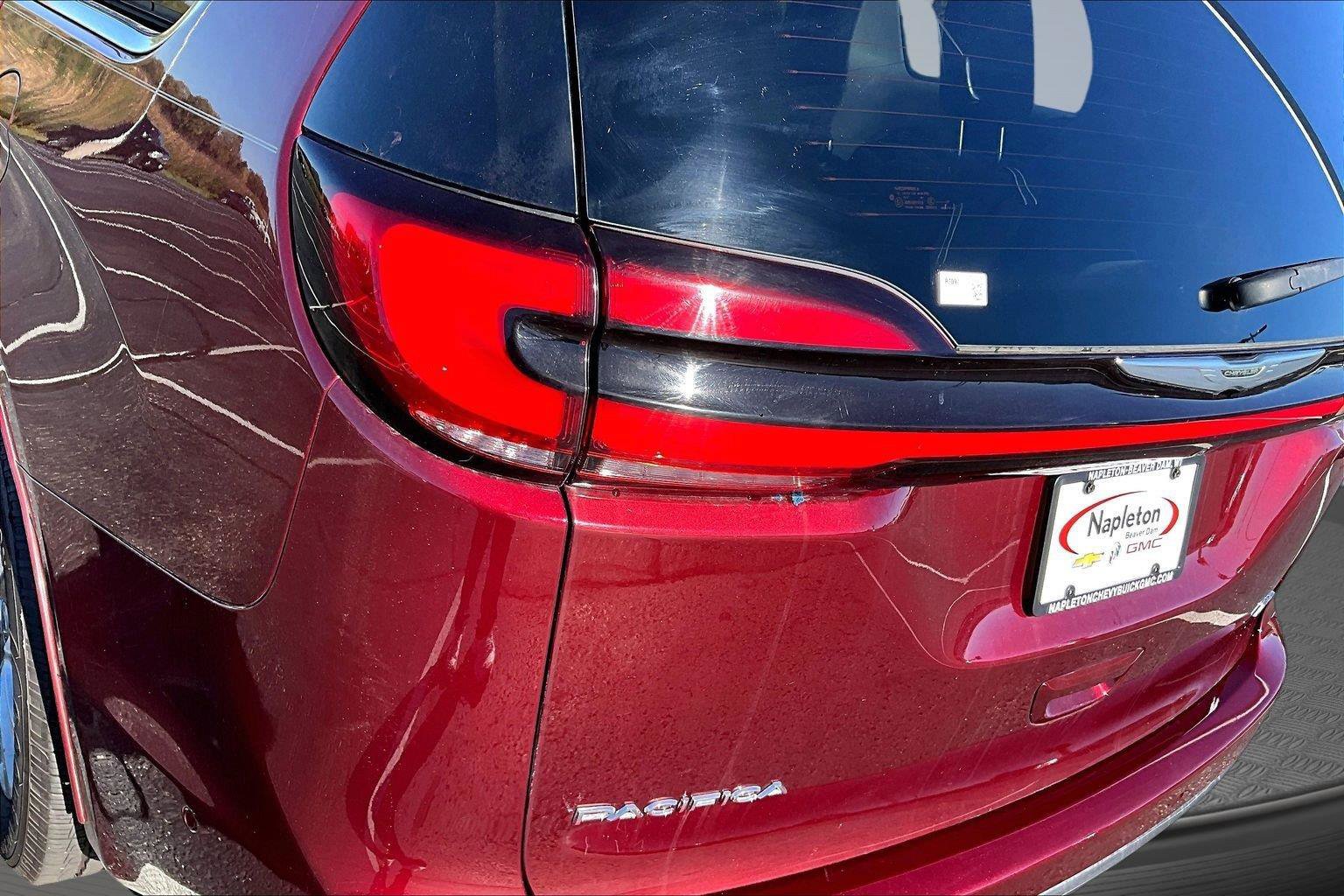 Used 2023 Chrysler Pacifica Touring-L AWD/4WD image 31