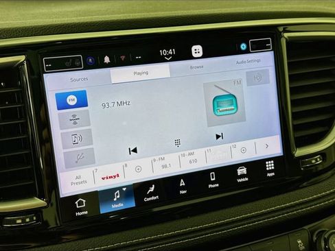 Used 2023 Chrysler Pacifica Limited FWD image 19