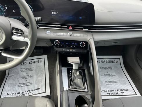 Used 2024 Hyundai Elantra SEL FWD image 11