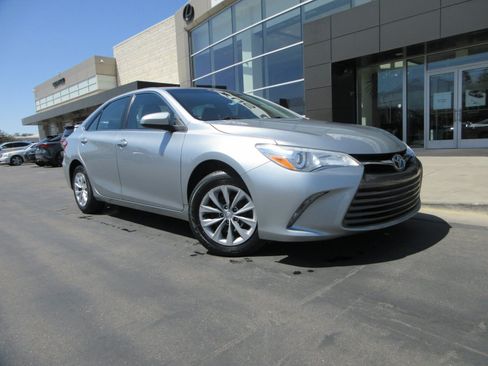 Used 2017 Toyota Camry LE FWD image 14