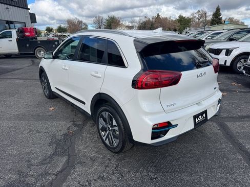 Used 2022 Kia Niro EX Premium image 3