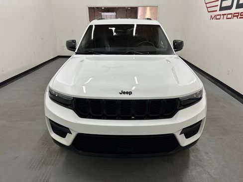 Used 2024 Jeep Grand Cherokee Altitude AWD/4WD image 3