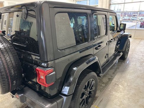 Used 2022 Jeep Wrangler Unlimited Sahara 4xe image 40