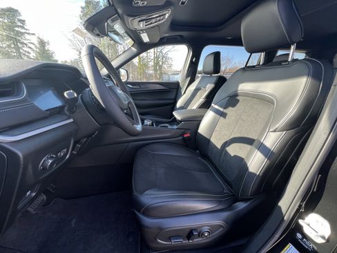 New 2025 Jeep Grand Cherokee L Altitude image 19