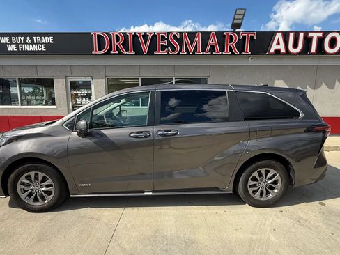 Used 2021 Toyota Sienna XLE AWD/4WD image 5
