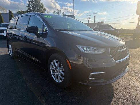 Used 2023 Chrysler Pacifica Touring-L FWD image 9
