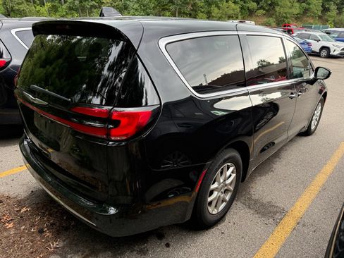 Used 2025 Chrysler Pacifica Select FWD image 2