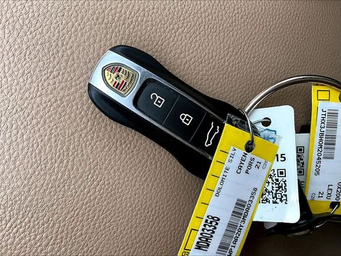 Used 2021 Porsche Cayenne AWD/4WD image 14