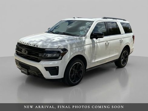 Used 2023 Ford Expedition Max Limited AWD/4WD image 2