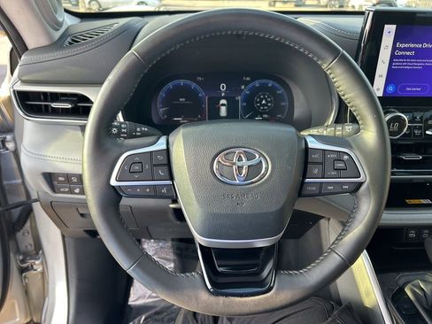 Used 2024 Toyota Highlander Platinum FWD image 18